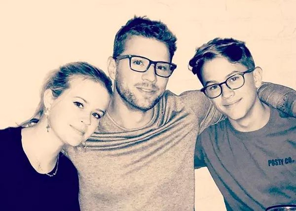 O ator Ryan Phillippe com os dois filhos, frutos de seu casamento com a atriz Reese Witherspoon entre 1999 e 2008 (Foto: Instagram) — Foto: Monet