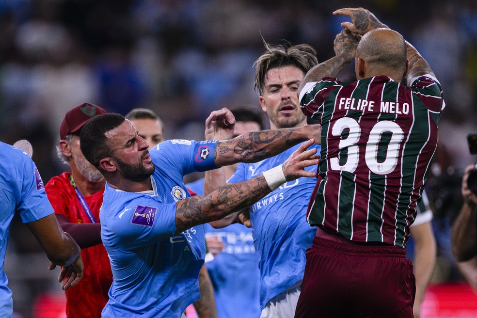 Jack Grealish e Kyle Walker em confusão com Felipe Melo após a goleada de 4 a 0 do Manchester City em cima do fluminense na final do Mundial de Clubes — Foto: Getty Images