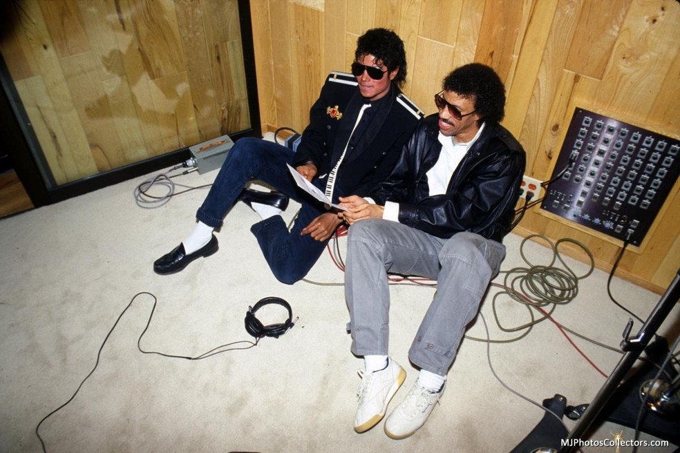 Michael Jackson e Lionel Richie no estúdio de gravações de 'We Are The World'. — Foto: Reprodução