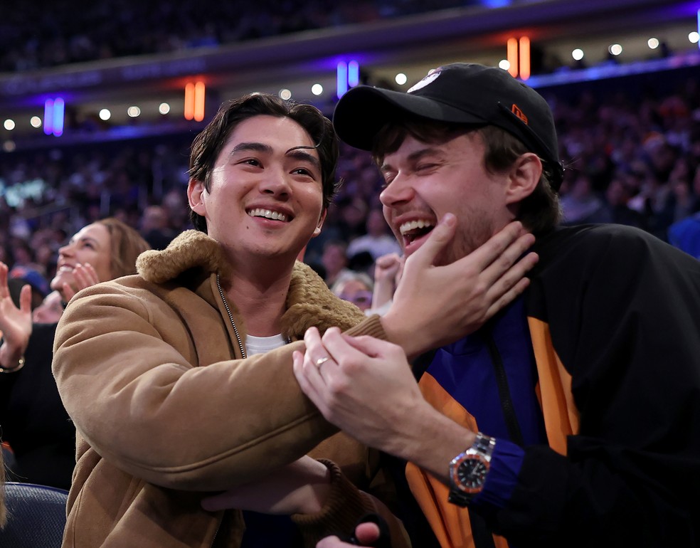 Sean Kaufman e Christopher Briney, atores da série 'O Verão que Mudou Minha Vida', durante partida da NBA — Foto: Getty