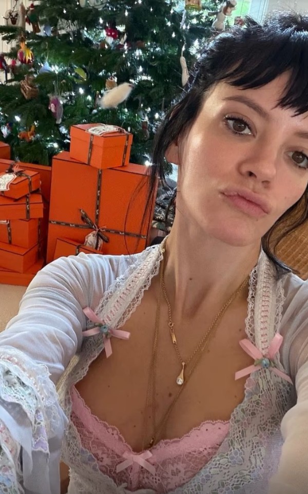 Lily Allen sensualiza com corset rendado e robe transparente em fotos
