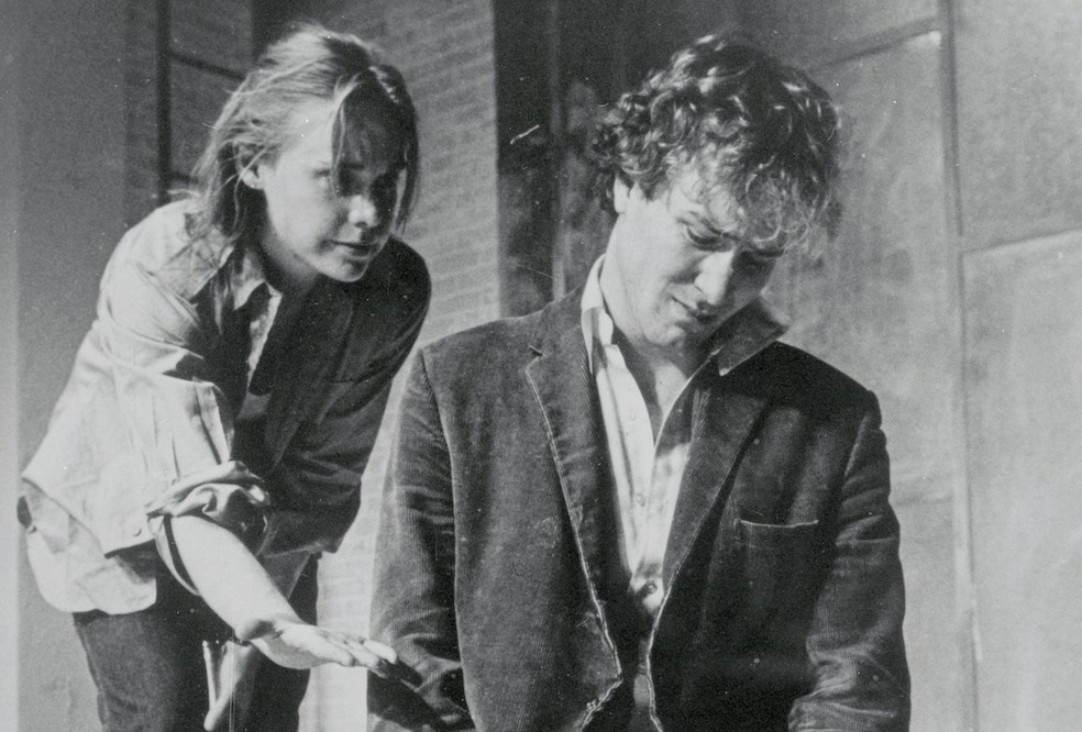 Trish Hawkins e William Hurt (1950-2022) em apresentação da peça Ulysses in Traction, em Nova York, em dezembro de 1977 — Foto: Getty Images