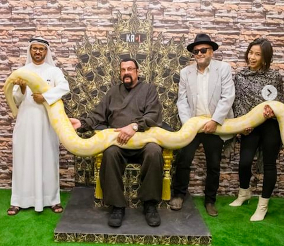 Steven Seagal em zoológico em Dubai — Foto: Instagram