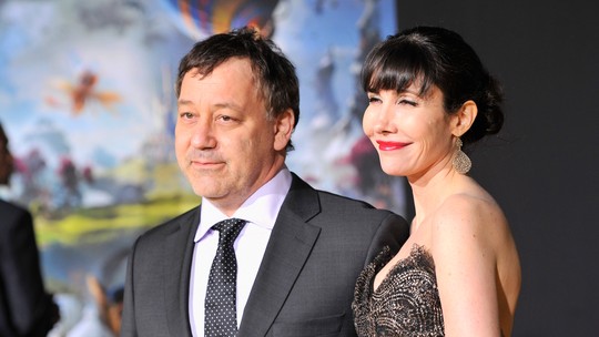 Esposa de Sam Raimi, diretor de filmes do Homem-Aranha, entra com pedido de divórcio após 31 anos juntos