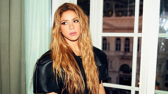 Ex-funcionária diz que Shakira exige em contrato que figurantes virem de costas quando ela passa: 'Muitas inseguranças'