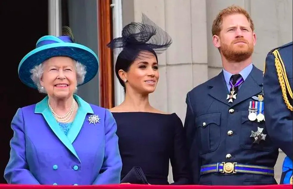 A Rainha Elizabeth II (1926-2022), a atriz e Duquesa Meghan Markle e o Príncipe Harry — Foto: Getty Images