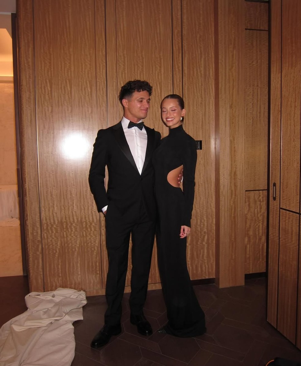 O piloto de Fórmula 1 Lando Norris ao lado da atriz e modelo Magui Corceiro — Foto: Reprodução/Instagram