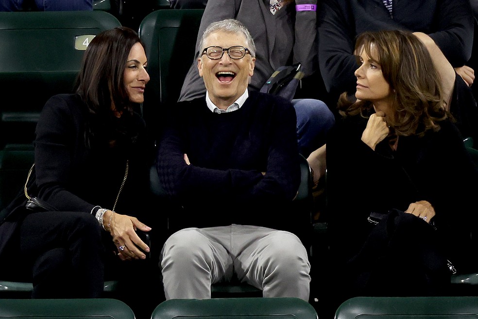 Paula Hurd e Bill Gates com amiga em jogo de tênis — Foto: Getty Images