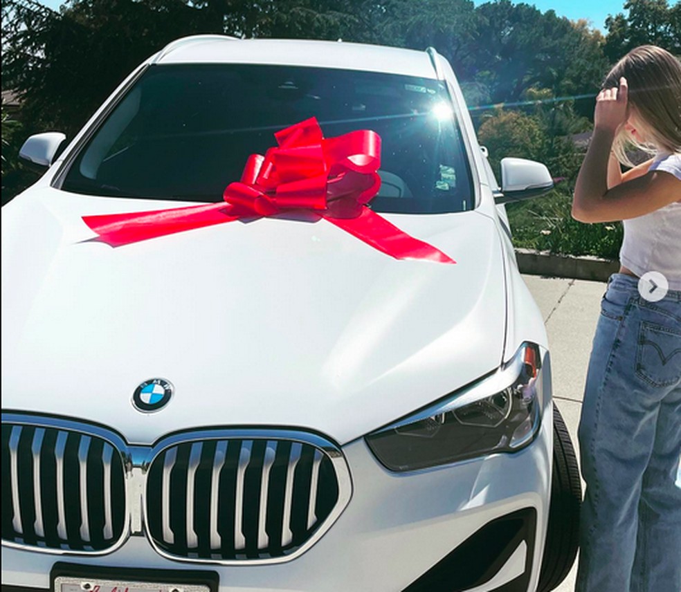 A filha de 16 anos da atriz Jennie Garth com o carro que ganhou de presente da mãe — Foto: Instagram