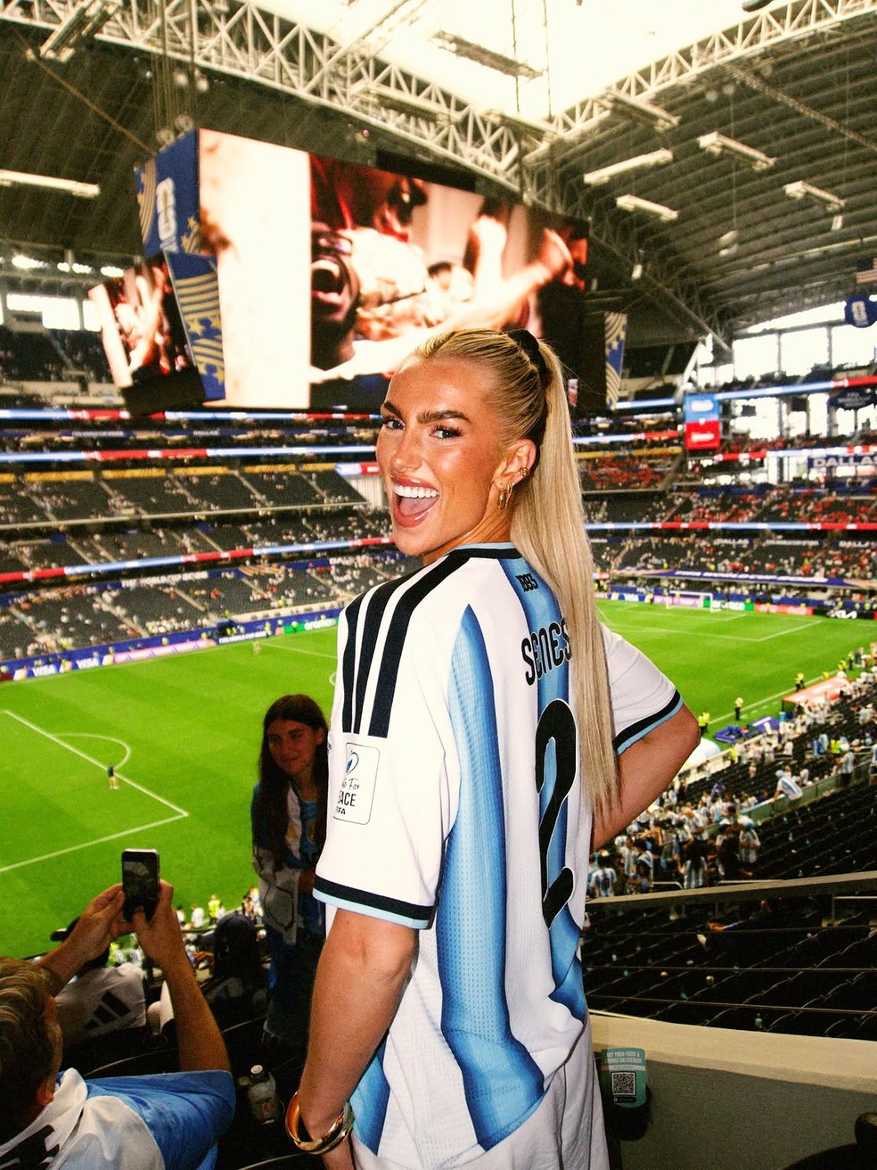 A jogadora inglesa Kelci-Rose Bowers namora o zagueiro argentino Marcos Senesi — Foto: Reprodução/Instagram