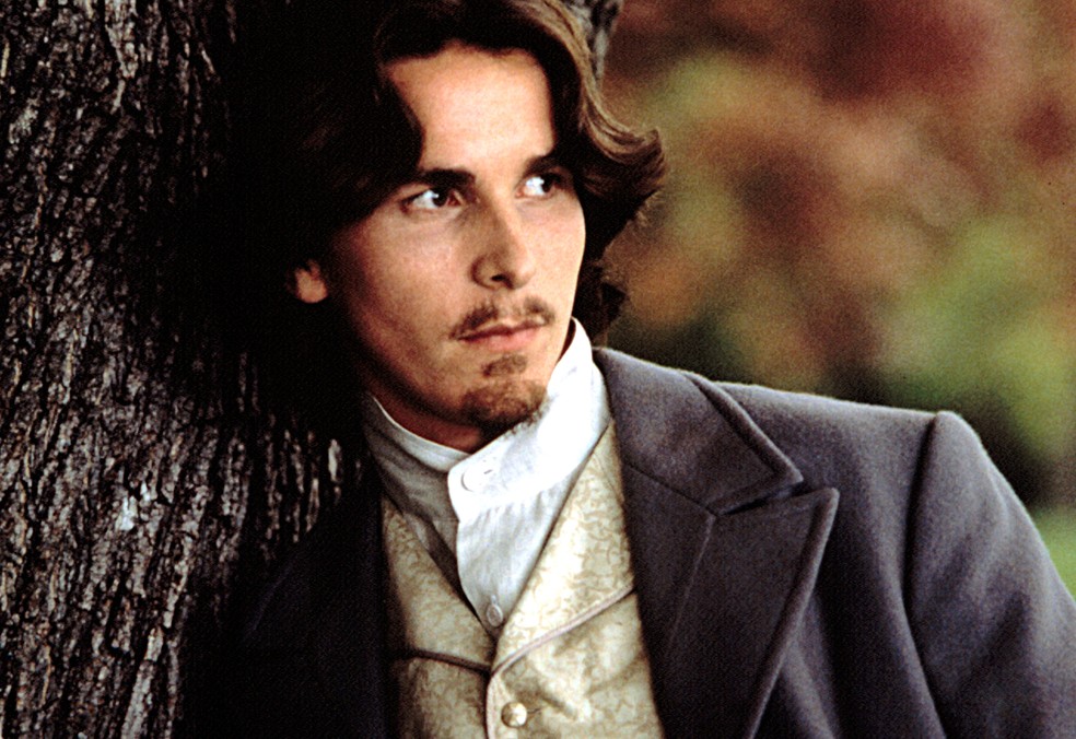 O ator Christian Bale no filme Adoráveis Mulheres (1994) — Foto: Divulgação