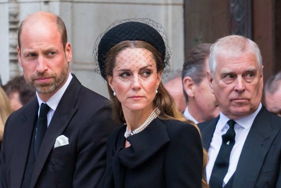 Príncipe William, Princesa Kate Middleton e Andrew Mountbatten Windsor no funeral de Katharine, Duquesa de Kent (1933-2025) na Catedral de Westminster, em 16 de setembro de 2025 — Foto: Getty Images