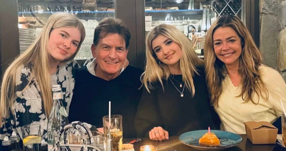 Charlie Sheen e Denise Richards em foto antiga com as duas filhas dos dois — Foto: Instagram