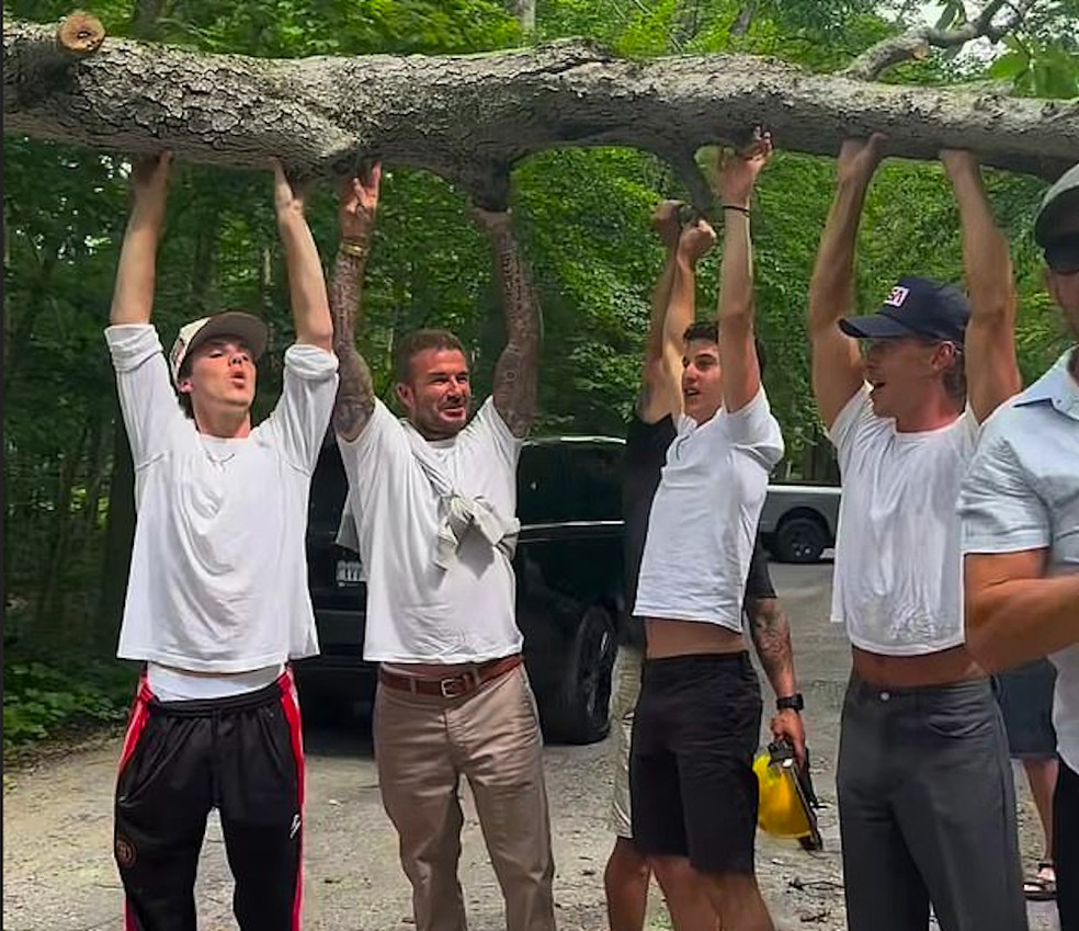 David Beckham com o filho Cruz, um amigo do rapaz e o ator Austin Butler removendo uma árvore caída em uma estrada do Canadá — Foto: Instagram