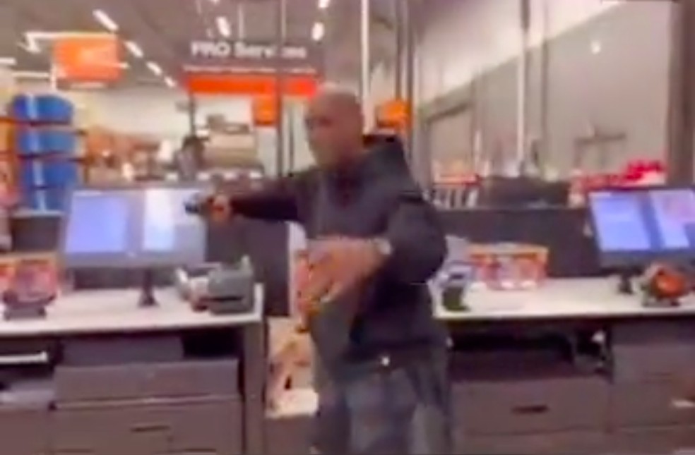 O ator Tyrese Gibson discutindo com funcionários da loja processada por ele — Foto: Reprodução