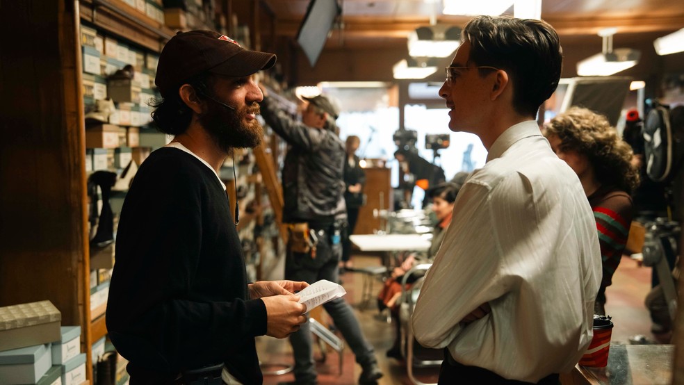 Josh Safdie dirigindo o ator Timothée Chalamet no set de 'Marty Supreme' — Foto: Divulgação