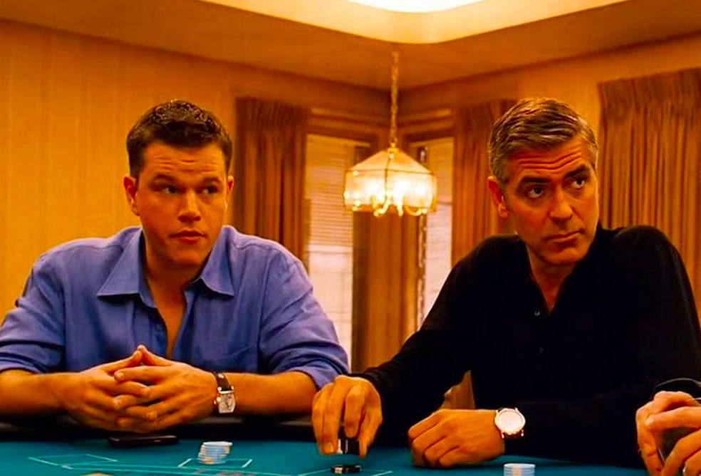 Matt Damon e George Clooney em cena da franquia Onze Homens e Um Segredo (2001) — Foto: Reprodução