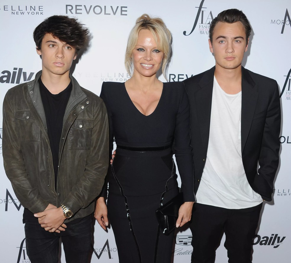 Pamela Anderson com seus filhos, Dylan e Brandon — Foto: Getty Images