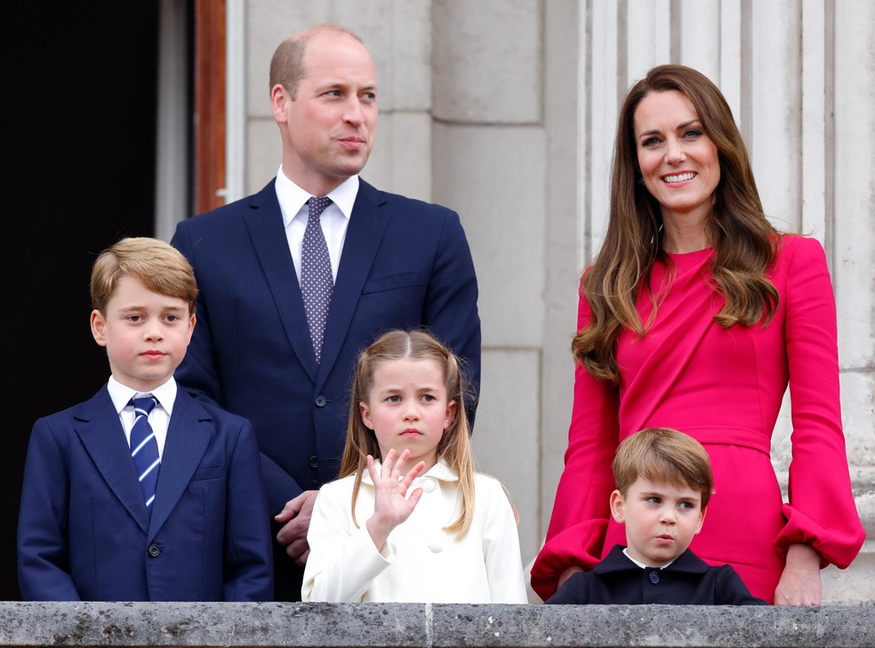 O Príncipe Wlliam e a Duquesa Kate Middleton com os três filhos (Príncipe George, Princesa Charlotte e Príncipe Louis) em evento celebrando os 70 anos do reinado da Rainha Elizabeth II (Foto: Getty Images) — Foto: Monet