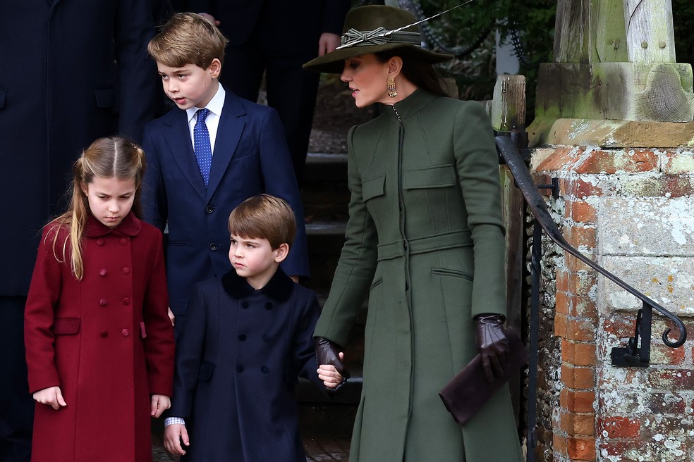 A Princesa Kate Middleton na companhia dos três filhos: Príncipe George, Príncipe Louis e Princesa Charlotte — Foto: Getty Images