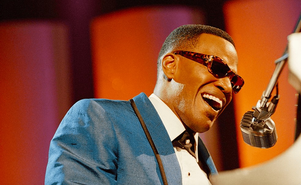Jamie Foxx em cena de Ray (2004) — Foto: Reprodução