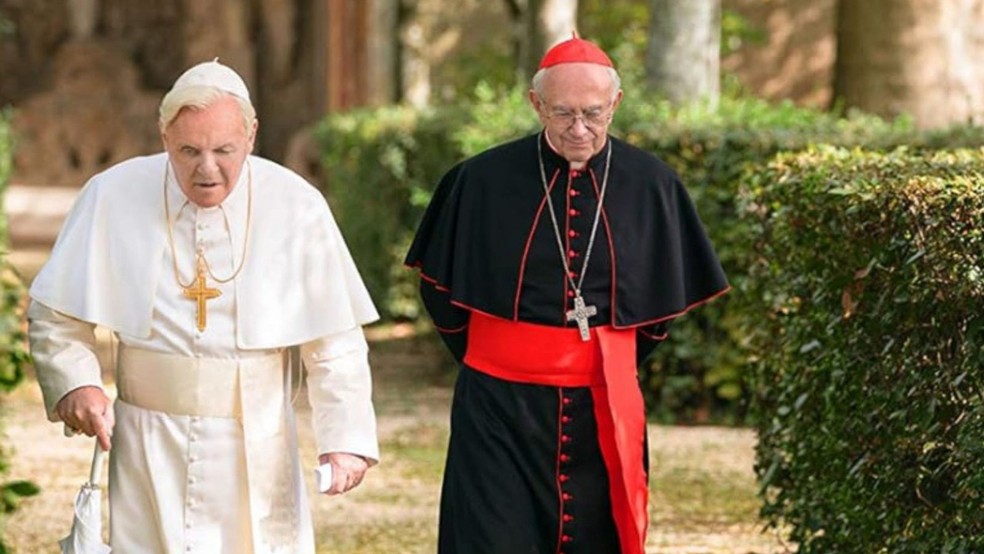 Anthony Hopkins e Jonathan Pryce como Papa Bento 16 e Papa Francisco em 'Dois Papas' — Foto: Reprodução/IMDb