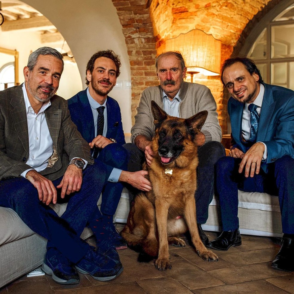 Gunther com amigos e o dono, o empresário Maurizio Mian (que está o segurando). — Foto: Reprodução | Instagram (@guntherrichdog)