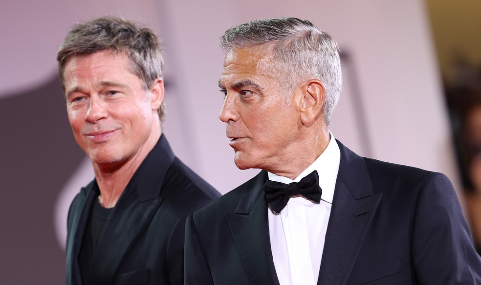 Brad Pitt e George Clooney no Festival de Veneza de 2024, quando lançaram juntos o filme Lobos (2024) — Foto: Getty Images