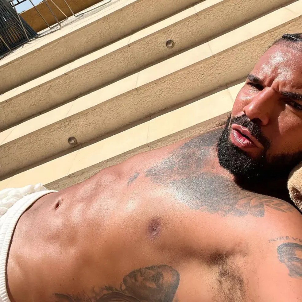 Drake é acusado de 'comprar' tanquinho em foto sem camisa: 'Braços e ...