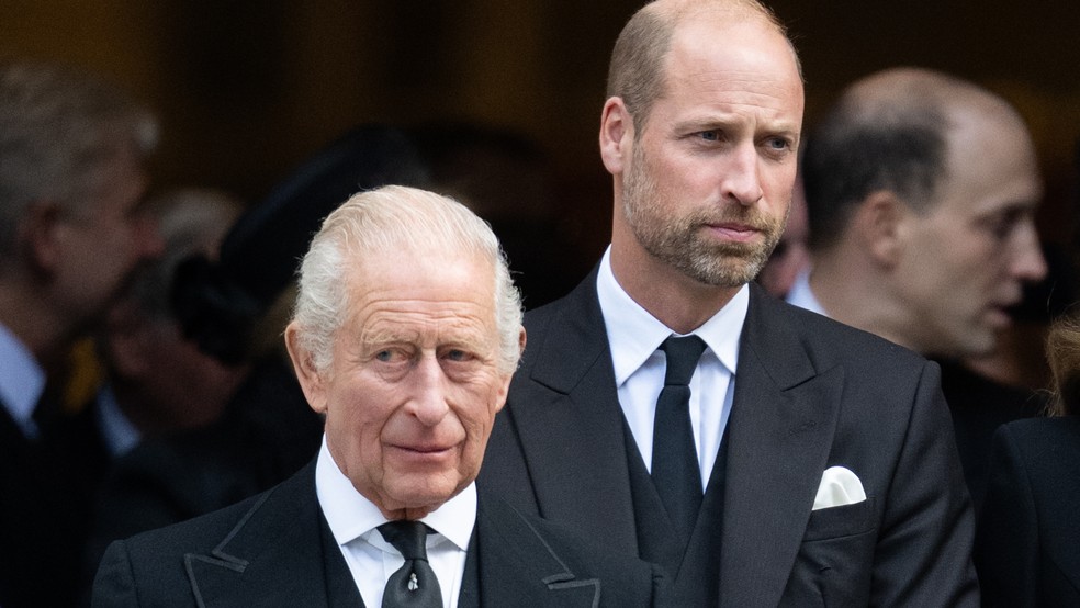 O Rei Charles com o filho, Príncipe William — Foto: Getty Images