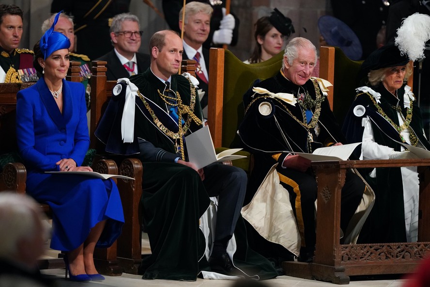 O Rei Charles III na companhia da Rainha Consorte Camilla, do Príncipe William e da Princesa Kate Middleton em cerimônia na Escócia