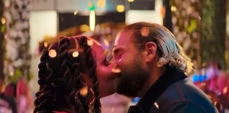 O beijo de Jonah Hill e Lauren London na comédia romântica Certas Pessoas (2023)