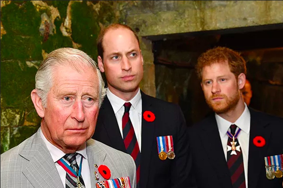 O Rei Charles III com os dois filhos, os príncipes William e Harry — Foto: Getty Images