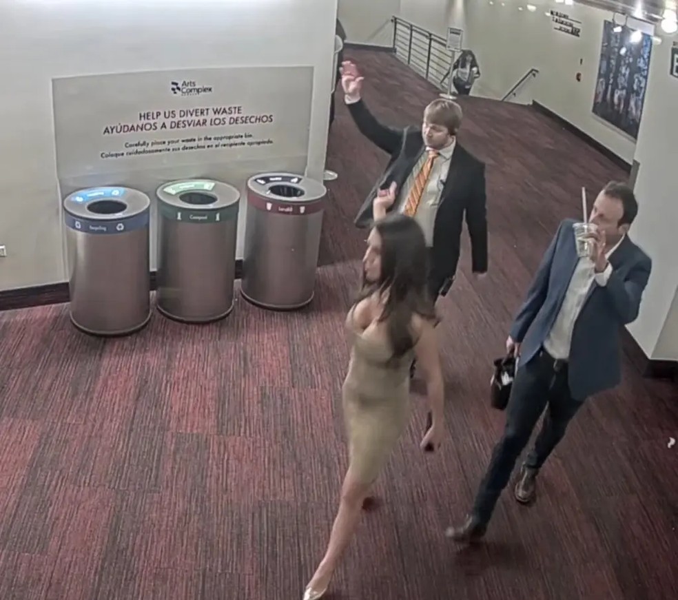A deputada americana Lauren Boebert sendo expulsa de teatro — Foto: reprodução