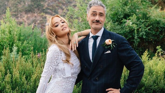 Rita Ora surpreende ao classificar maridão, diretor da Marvel, de 'Deus do sexo'