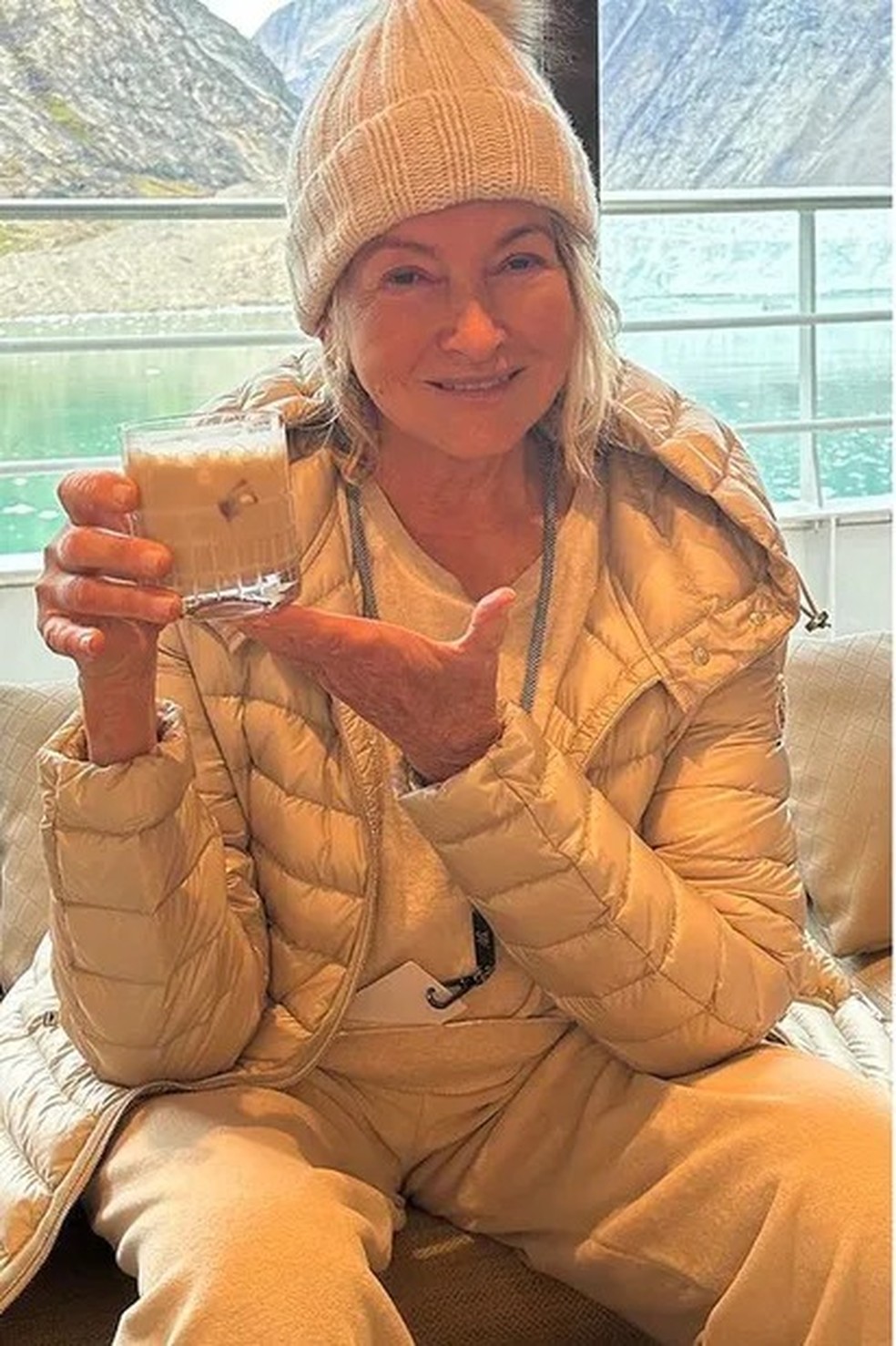 A apresentadora Martha Stewart com drink refrigerado por iceberg — Foto: Reprodução/Instagram