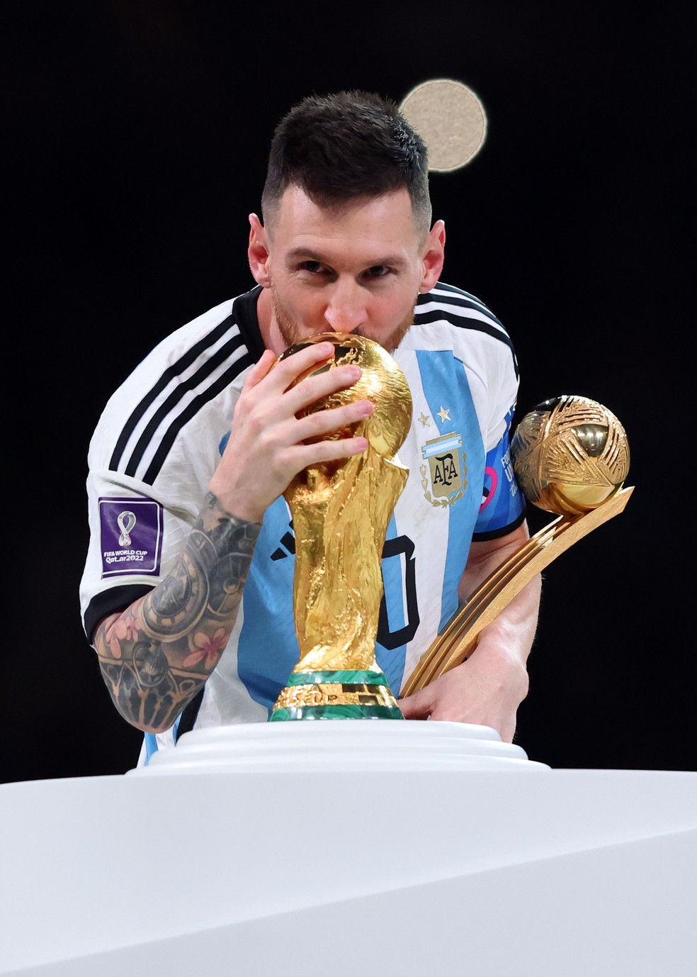 Lionel Messi beijando a taça a Copa do Mundo — Foto: Getty Images