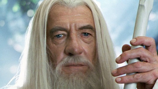 Ian McKellen, aos 85 anos, diz que agora escolhe cada papel como se fosse o último e revela se faria Gandalf mais uma vez em novo 'O Senhor dos Anéis'