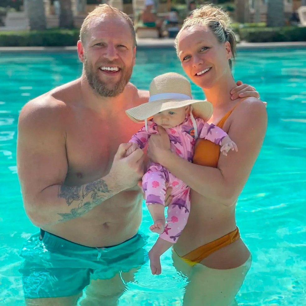 Chloe Madeley com o marido e a filha — Foto: reprodução/instagram