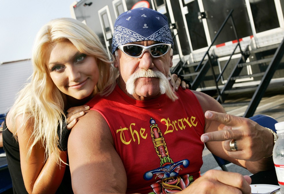 Hulk Hogan (1953-2025) com a filha, a cantora Brooke Hogan, em foto de maio de 2006 — Foto: Getty Images