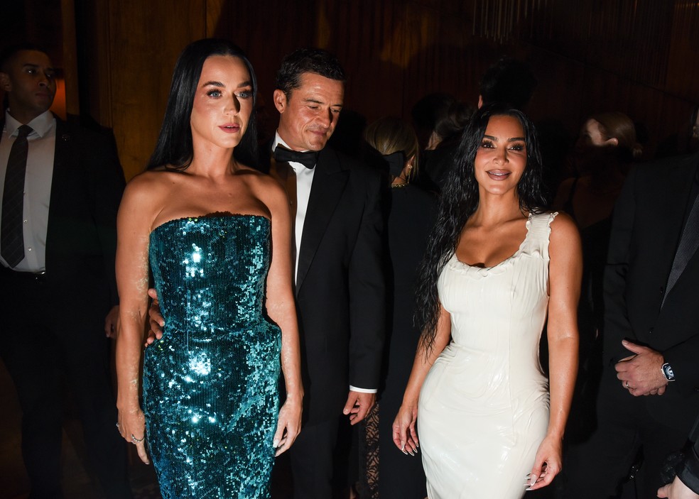 Katy Perry, Orlando Bloom e Kim Kardashian no evento Kering Caring for Women Dinner, em Nova York,  no dia 9 de setembro de 2024 — Foto: Getty Images