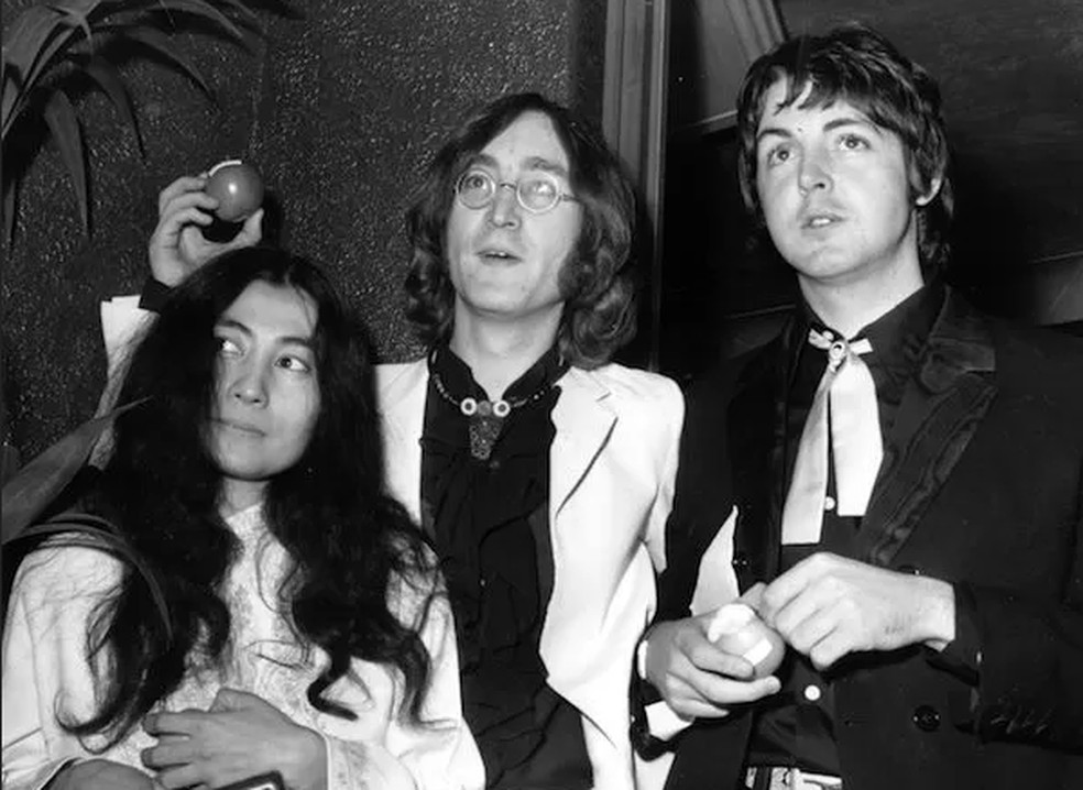Yoko Ono, John Lennon (1940-1980) e Paul McCartney — Foto: Getty Images