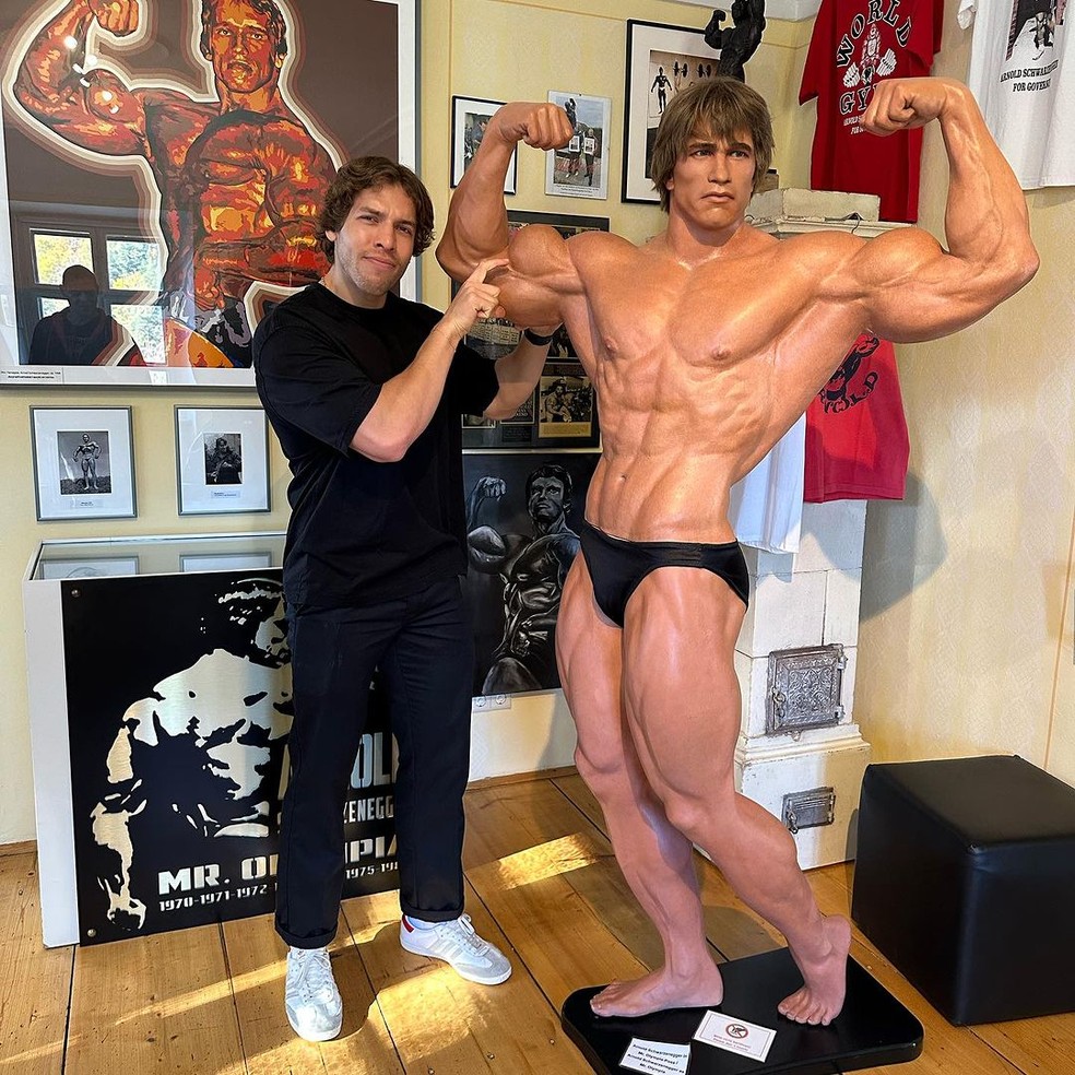 Joseph Baena, filho de Arnold Schwarzenegger, em visita ao museu do pai — Foto: Reprodução/Instagram