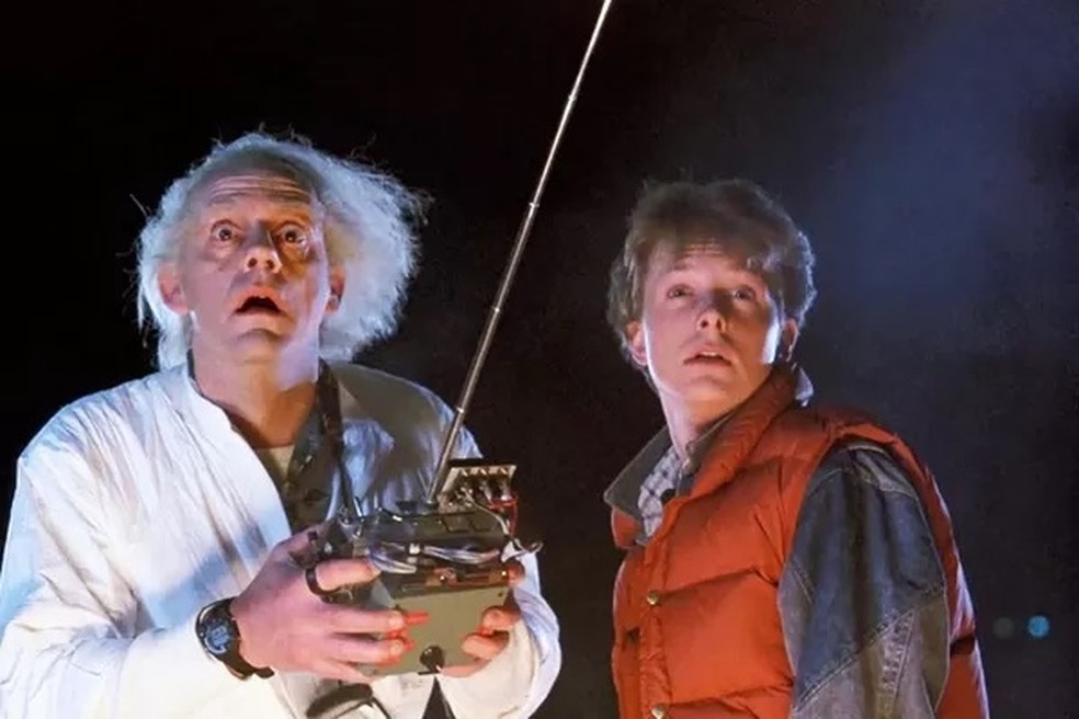 Christopher Lloyd e Michael J. Fox em cena de De Volta Para o Futuro (1985)  — Foto: Divulgação
