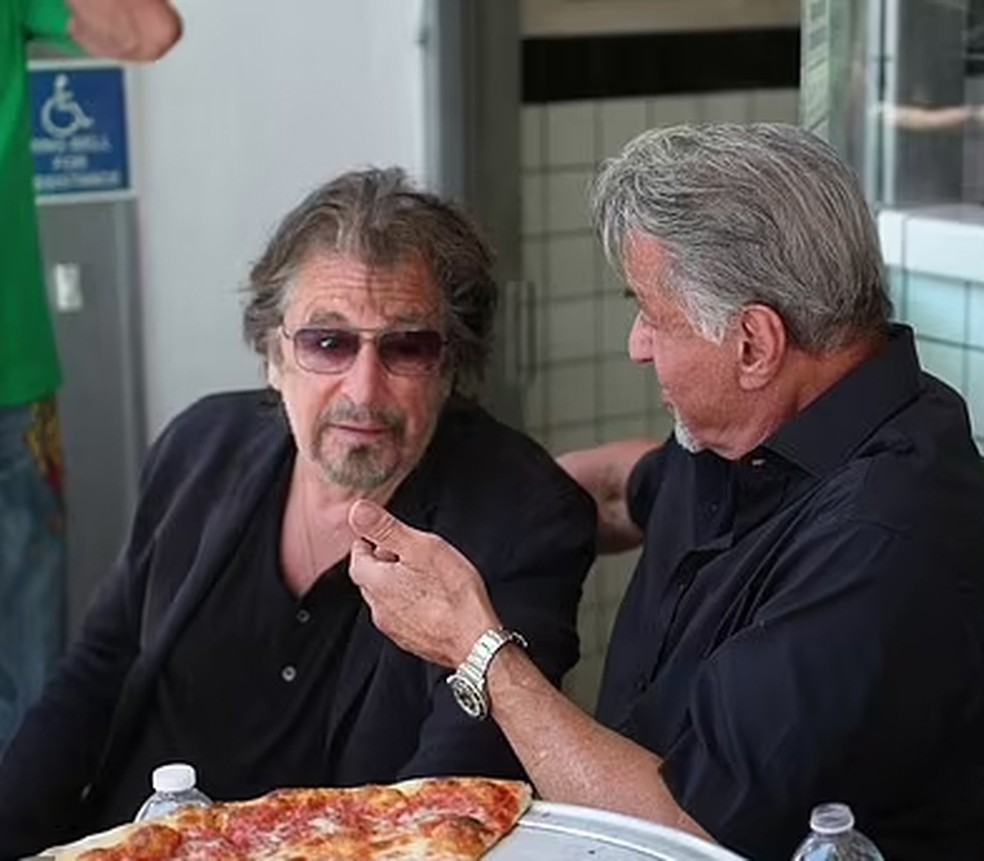 Al Pacino e Sylvester Stallone em cena de 'A Família Stallone' — Foto: reprodução