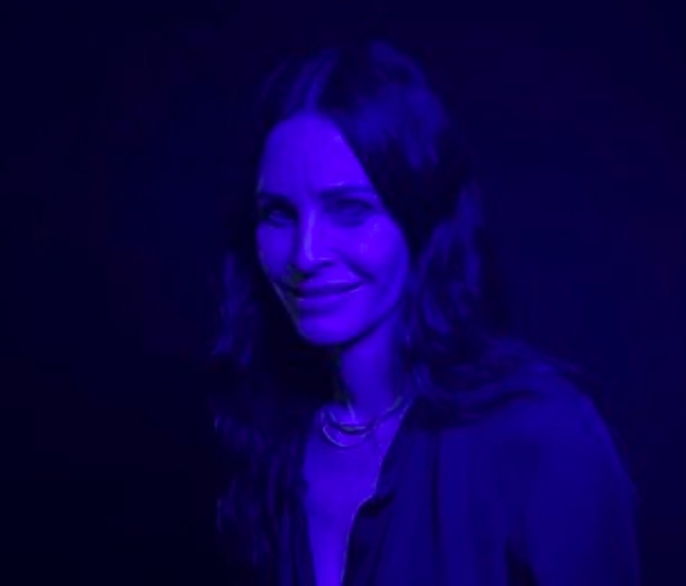 Atriz de 'Friends' intriga fãs ao postar vídeo com Drake lhe mostrando ...
