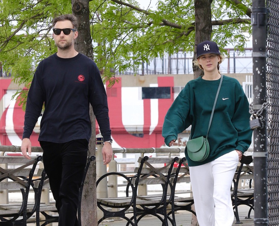 Jennifer Lawrence passeando com o marido por Nova York