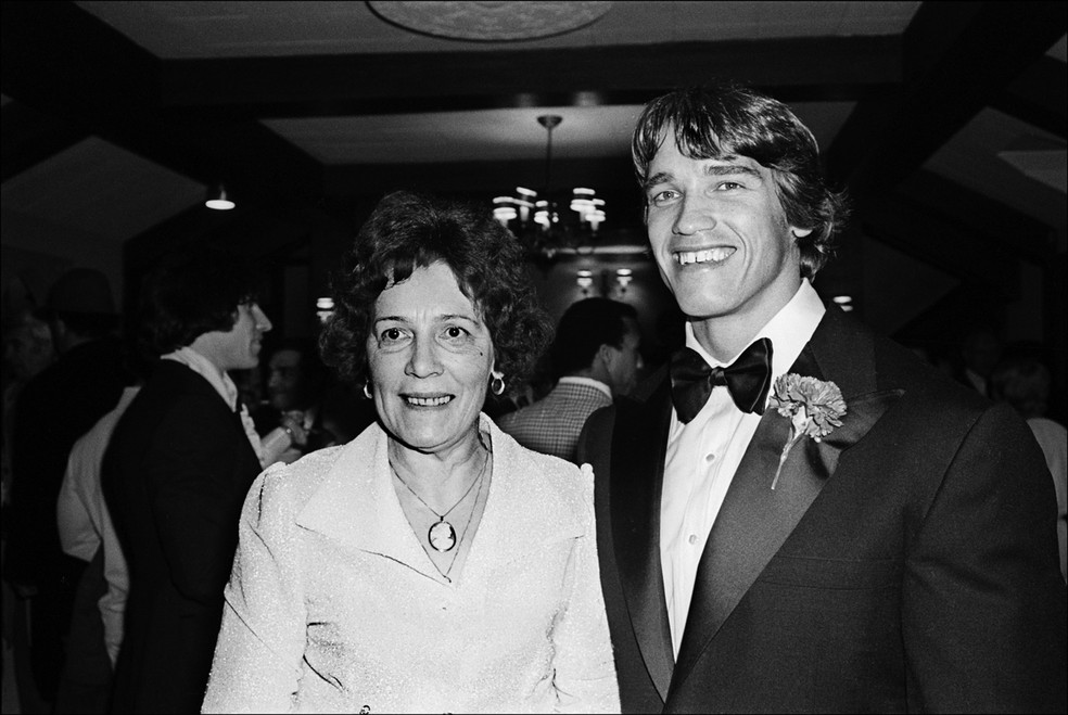 Arnold Schwarzenegger ao lado de sua mãe Aurelia — Foto: Getty Images