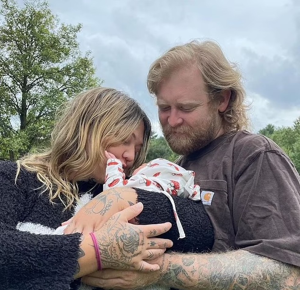 A cantora Elle King com o filho, Lucky, e o ex-noivo Dan Tooker — Foto: Reproduão/Instagram