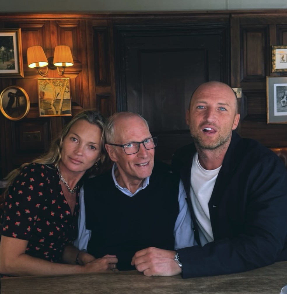 Kate Moss e o irmão, Nick, ao lado do pai, Peter — Foto: Reprodução/Instagram